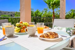 Outdoor dining - YOUR RETREAT WITH GOLF, SUN AND POOL.  (Alhaurin el Grande)
