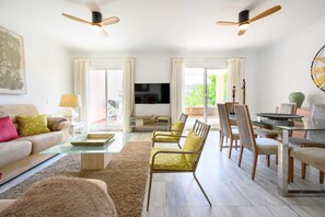 TV - EXCLUSIVE CHALET NEXT TO THE GOLF COURSE-POOL, Wi-Fi, A/C, MAGNIFICENT VIEWS  (Alhaurin el Grande)