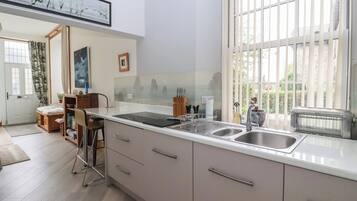 Cookware/dishes/utensils