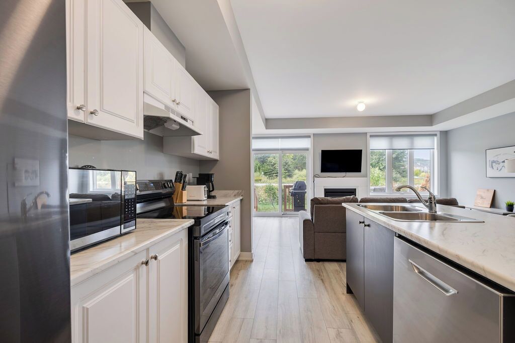 Refrigerador con freezer, microondas, horno, placa de cocina