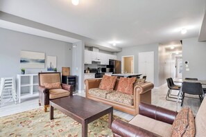218 Crosswinds Blvd, Unit 15 - Pets Allowed | Wohnbereich