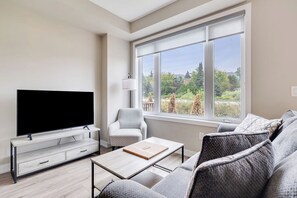 218 Crosswinds Blvd, Unit 16 - Pets Allowed | Living area - Crosswinds Townhomes (The Blue Mountains)