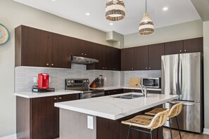 218 Crosswinds Blvd, Unit 7 - No Pets Allowed | Bếp riêng | Tủ lạnh, lò vi sóng, lò nướng, bếp nấu 