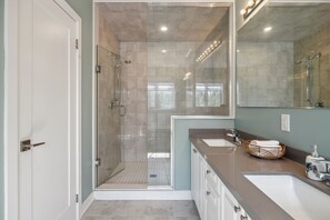 218 Crosswinds Blvd, Unit 7 - No Pets Allowed | Bathroom | Free toiletries, towels, soap, shampoo - Crosswinds Townhomes (The Blue Mountains)
