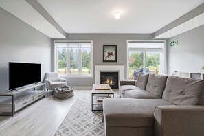 218 Crosswinds Blvd, Unit 9 - Pets Allowed | Living area - Crosswinds Townhomes (The Blue Mountains)