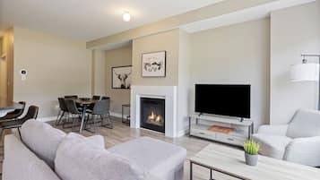 218 Crosswinds Blvd, Unit 10 - Pets Allowed | Living area