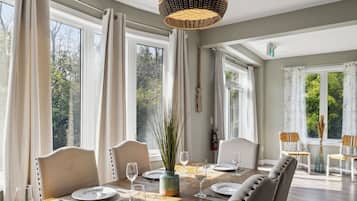 218 Crosswinds Blvd, Unit 7 - No Pets Allowed | Essbereich im Zimmer