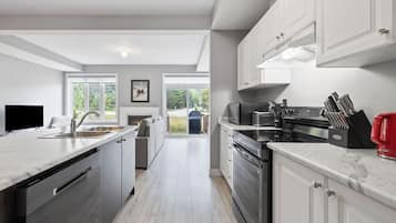 218 Crosswinds Blvd, Unit 9 - Pets Allowed | Private kitchen | Full-sized fridge, microwave, oven, stovetop