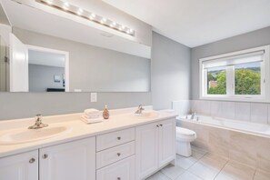 218 Crosswinds Blvd, Unit 15 - Pets Allowed | 浴室 | 免費盥洗用品、毛巾、肥皂、洗髮精