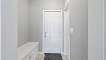 218 Crosswinds Blvd, Unit 9 - Pets Allowed | บริการซักรีด