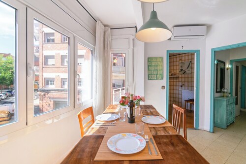 3 bedroom apartment 15' from Barcelona center and 8' walking from the beach