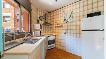 Frigorífico, microondas, horno y placa de cocina