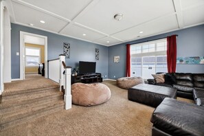 تلفزيون، مدفأة، ألعاب فيديو