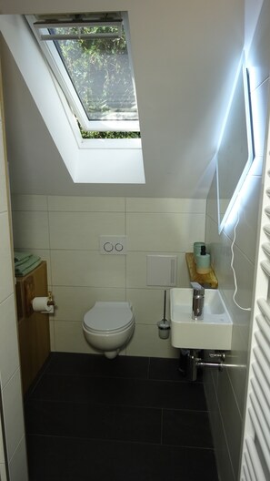 Shower, hair dryer, towels, soap - Vacation studio in Tutzing on Lake Starnberg (Tutzing)