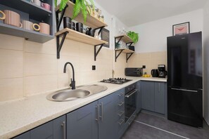 Fridge, microwave, oven, stovetop - Międzynarodowa 58/60 | Warszawa | Cosy Apartment for 6 people | 2 bedrooms | Smart TV | Balcony | WiFi (Warszawa)