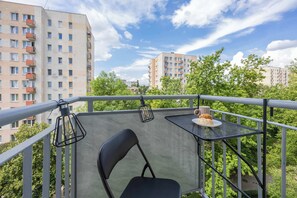 Outdoor dining - Międzynarodowa 58/60 | Warszawa | Cosy Apartment for 6 people | 2 bedrooms | Smart TV | Balcony | WiFi (Warszawa)