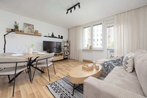 TV, offices - Międzynarodowa 58/60 | Warszawa | Cosy Apartment for 6 people | 2 bedrooms | Smart TV | Balcony | WiFi (Warszawa)