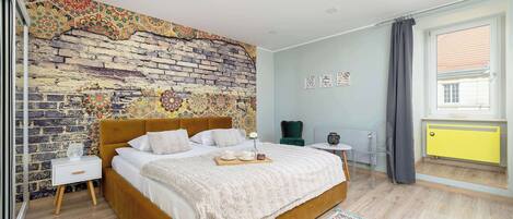 Iron/ironing board, travel crib, WiFi, bed sheets