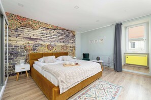 Iron/ironing board, travel cot, WiFi, bed sheets