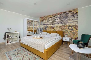 Iron/ironing board, travel cot, WiFi, bed sheets