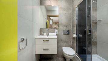 Shower, hair dryer, towels