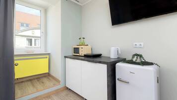 Fridge, microwave, stovetop, cookware/dishes/utensils