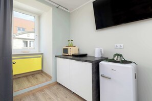 Frigorífico, microondas, placa de cocina y utensilios de cocina