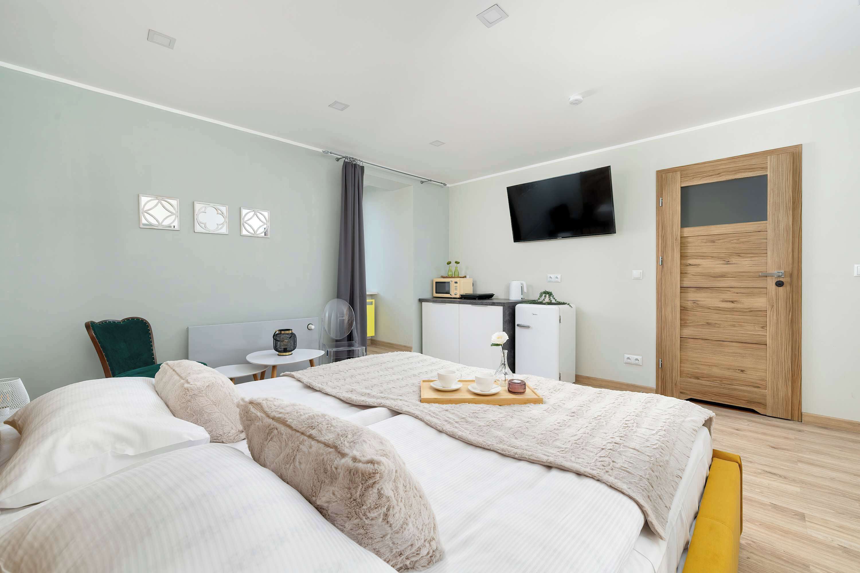 Ferros/tábuas de passar roupa, berço de viagem, Wi-Fi, roupa de cama