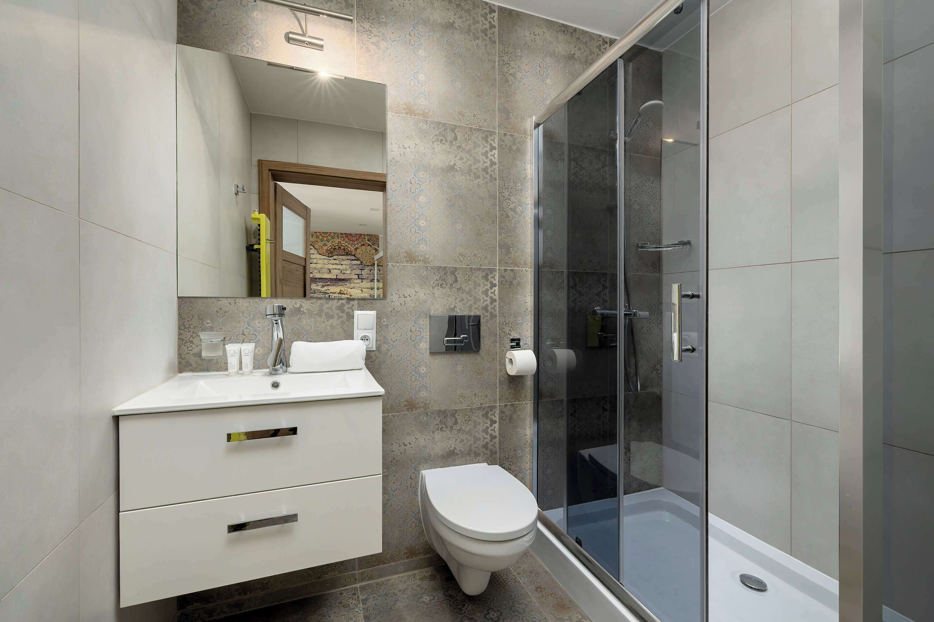 Douche, séchoir à cheveux, serviettes fournies