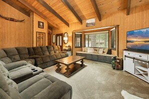 Televisie, een open haard en een tafeltennistafel