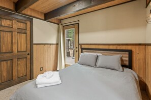 3 bedrooms, iron/ironing board, bed sheets