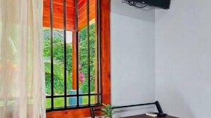 A small room with a window, a table, and a bed. - Private River - Nature Cabin Near La Fortuna (La Fortuna,)