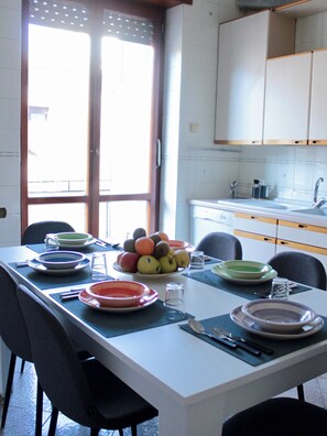 Appart'hôtel Confort, balcon | Restauration dans la chambre