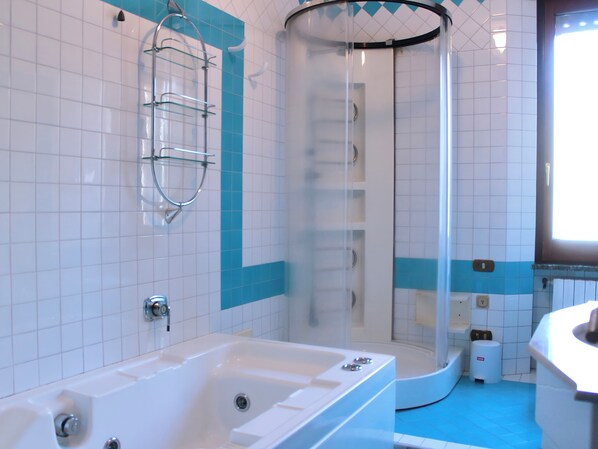 Comfort Condo, Balcony | Bathroom | Separate tub and shower, hair dryer, bidet, towels - Casa Marea Salerno centro (Salerno)