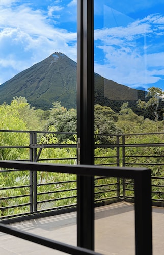 Luxury Volcano View! Private Pool & BBQ!