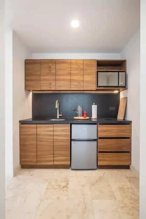 Kylskåp, mikrovågsugn, spishäll och diskmaskin