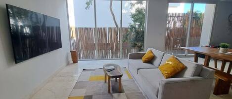 Fernseher, Bücher, Arbeitsbereiche