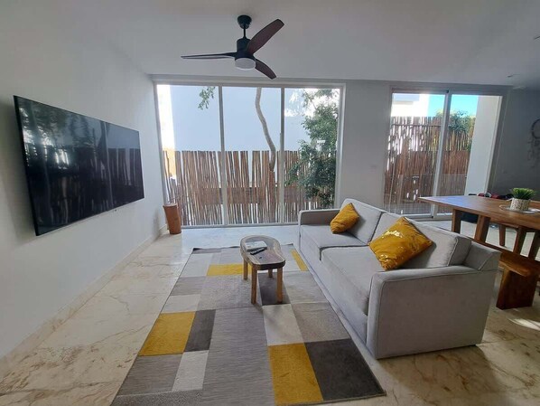 Televisio, kirjoja, työhuone