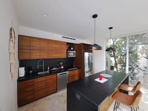 Refrigerador, microondas, parrilla de estufa y lavavajillas 