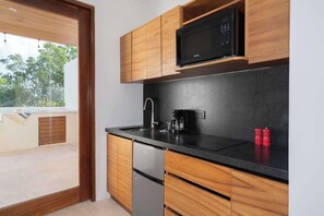Frigorífico, microondas, placa de cocina y lavavajillas