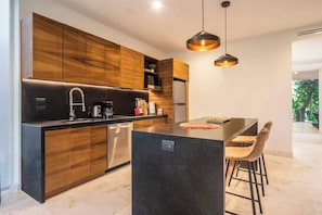 Réfrigérateur, micro-ondes, plaque de cuisson, lave-vaisselle