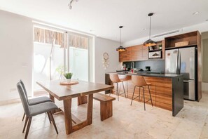 Frigorifero, microonde, piano cottura, lavastoviglie