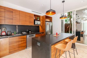 Réfrigérateur, micro-ondes, plaque de cuisson, lave-vaisselle