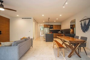 Fernseher, Bücher, Arbeitsbereiche