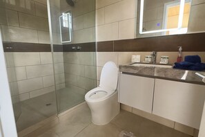 Secadora de cabello, toallas, jabón, papel de baño