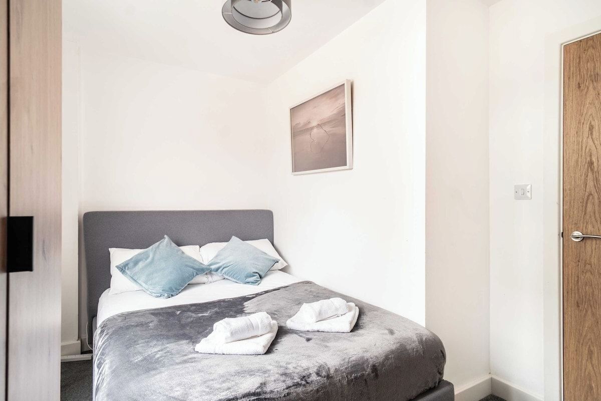 2 bedrooms, iron/ironing board, Internet, bed sheets