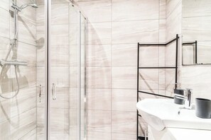 Hair dryer, towels - Preston PR1 Flat | 15% Off 7+Nights | Free Parking (Lancashire)