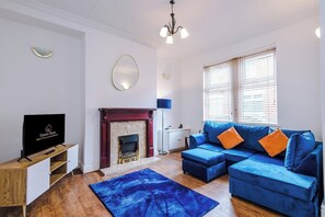 TV - 3 BDR House By Eason Stays Short Lets Preston (Lancashire)