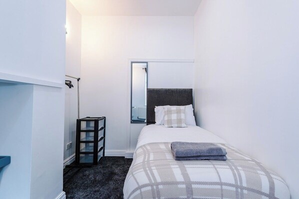 4 habitaciones, tabla de planchar con plancha, internet y ropa de cama 