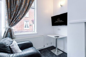 TV - 4BDR House By Eason Stays Short Lets Chorley (Lancashire)